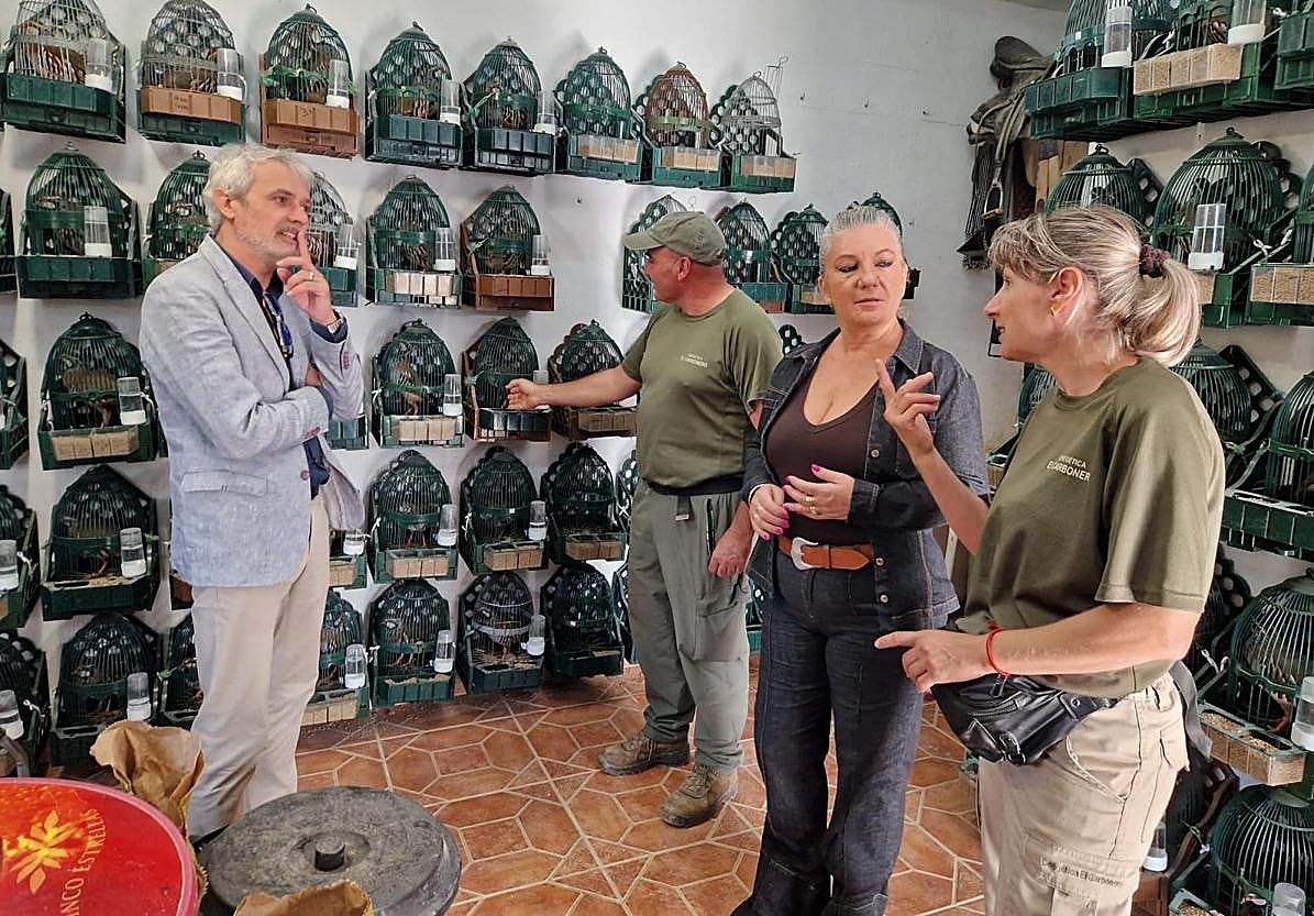 La delegada de Agricultura, Pesca y Desarrollo Rural, Carmen Lidia Reyes charla con Alicia Rodríguez, propietaria de la explotación 'El Carbonero'.