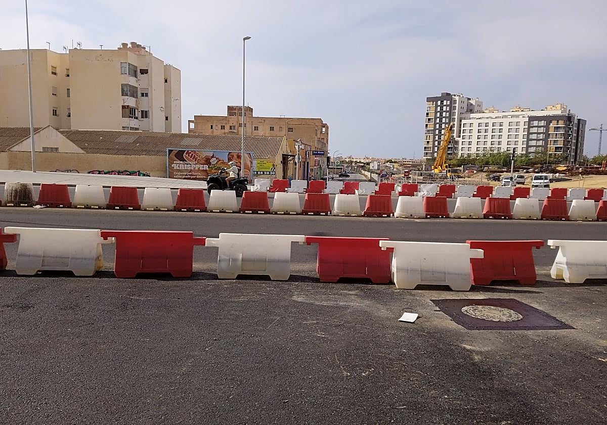 Imagen principal - La rotonda de Los Molinos y el cruce con Sierra Alhamilla abrirán a las 23 horas de este jueves