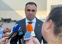 Francis Rodríguez realiza declaraciones sobre la dimisión de Joaquín Camacho como alcalde de Loja.