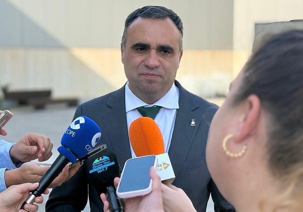 Francis Rodríguez realiza declaraciones sobre la dimisión de Joaquín Camacho como alcalde de Loja.