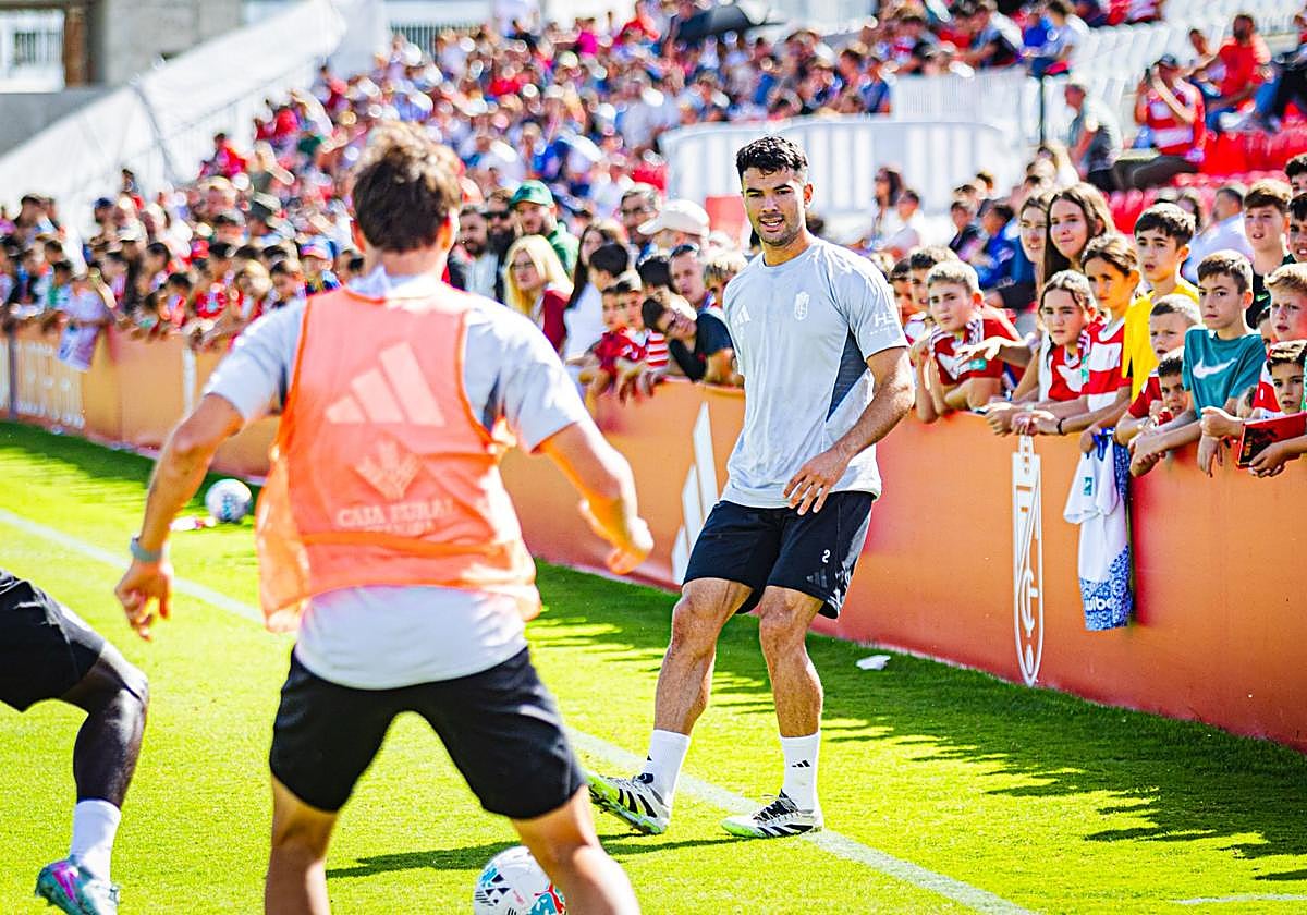 Pau Casadesús juega un balón durante el entrenamiento a puerta abierta del lunes.