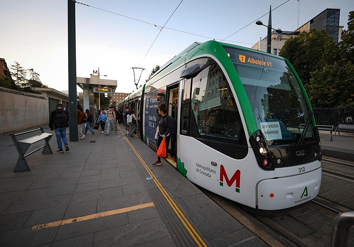 Servicios mínimos en el metro de Granada este miércoles por la huelga general