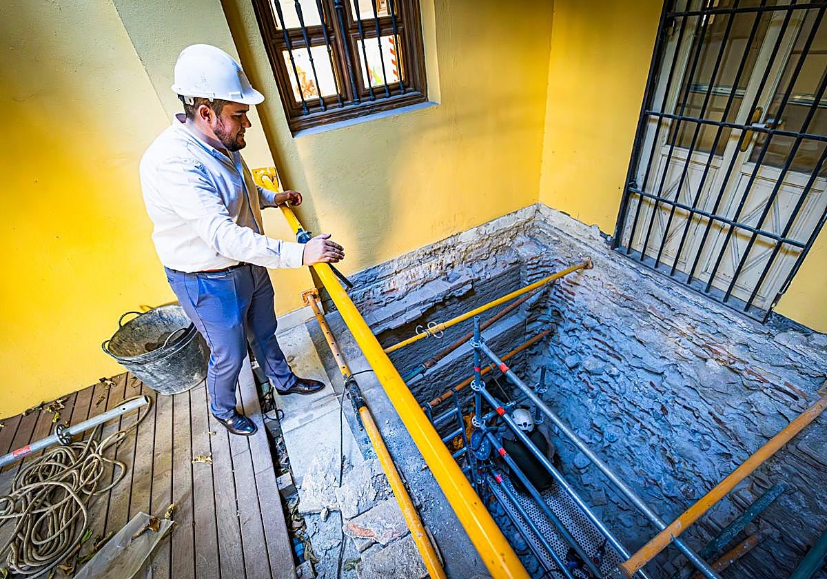 El diputado de Obras observa los trabajos de construcción del hueco del ascensor de Niñas Nobles.