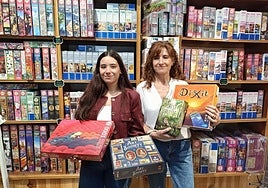 Madre e hija llevan a los granadinos juegos de mesa y maquetas desde una histórica tienda del centro