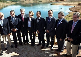 Isabel García Tejerina, junto al por entonces presidente del PP en Jaén, José Enrique Fernández de Moya y el delegado del Gobierno en Andalucía, Antonio Sanz, en la inauguración.