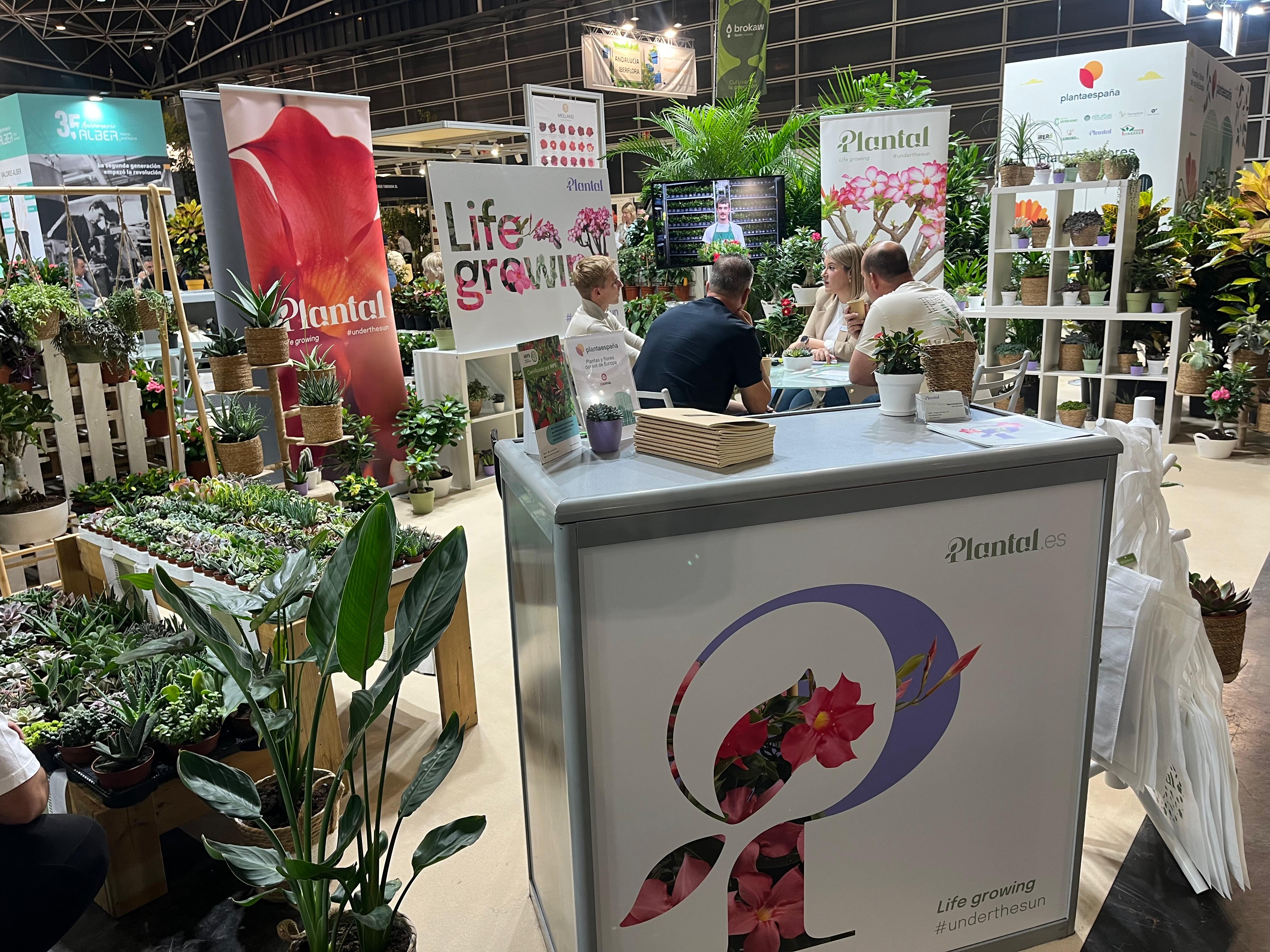 Encuentro comercial en uno de los stand de Iberflora.