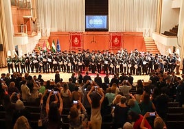 Foto de familia de los agentes distinguidos, acompañados por las autoridades.
