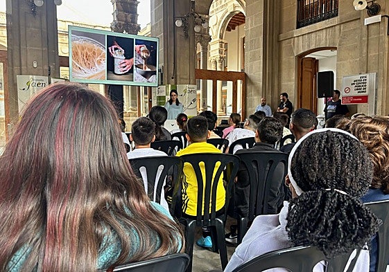 La maestra artesana María Perales ha impartido una clase magistral a alumnado de primaria de la capital.