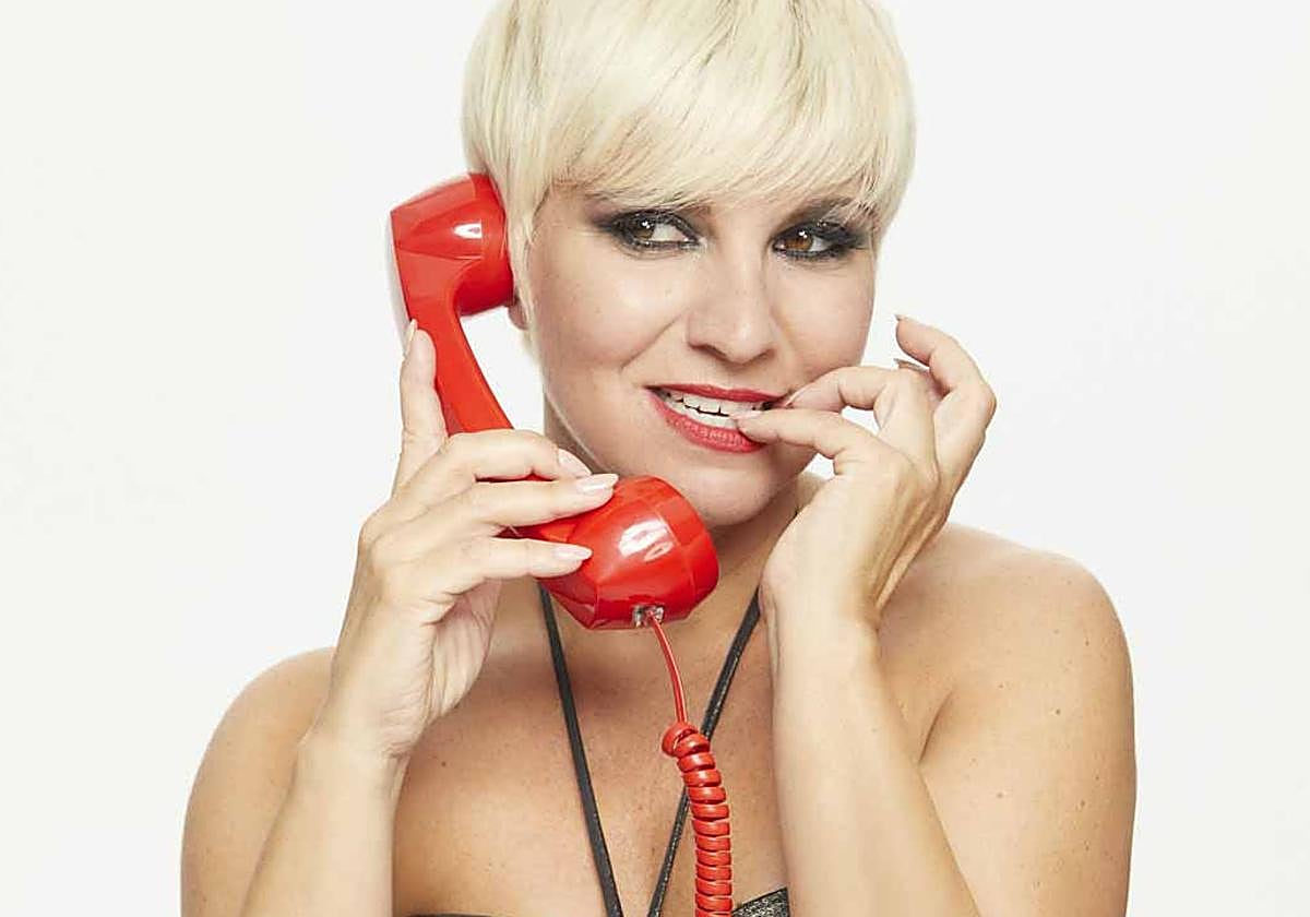 Pasión Vega canta las canciones de las películas de Pedro Almodóvar este viernes en el Auditorio de Roquetas