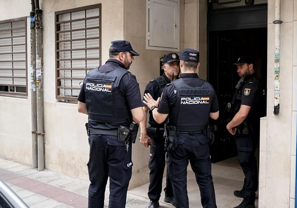 Agentes de la Policía Nacional en un operativo en una foto de archivo. |