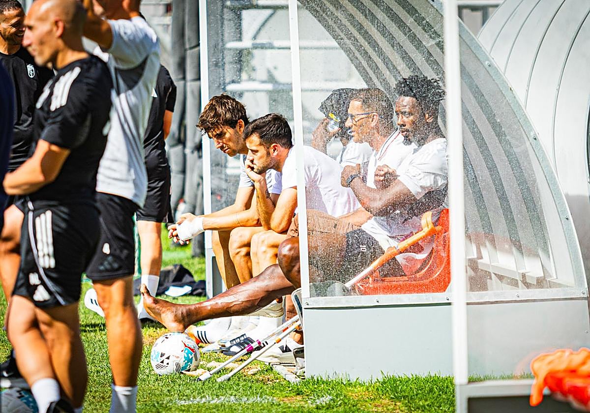 Bouldini, con su pie maltrecho estirado, junto a compañeros.