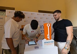 Jóvenes estampan sus firmas de adhesión a la Capitalidad Cultural en el stand del Ayuntamiento.