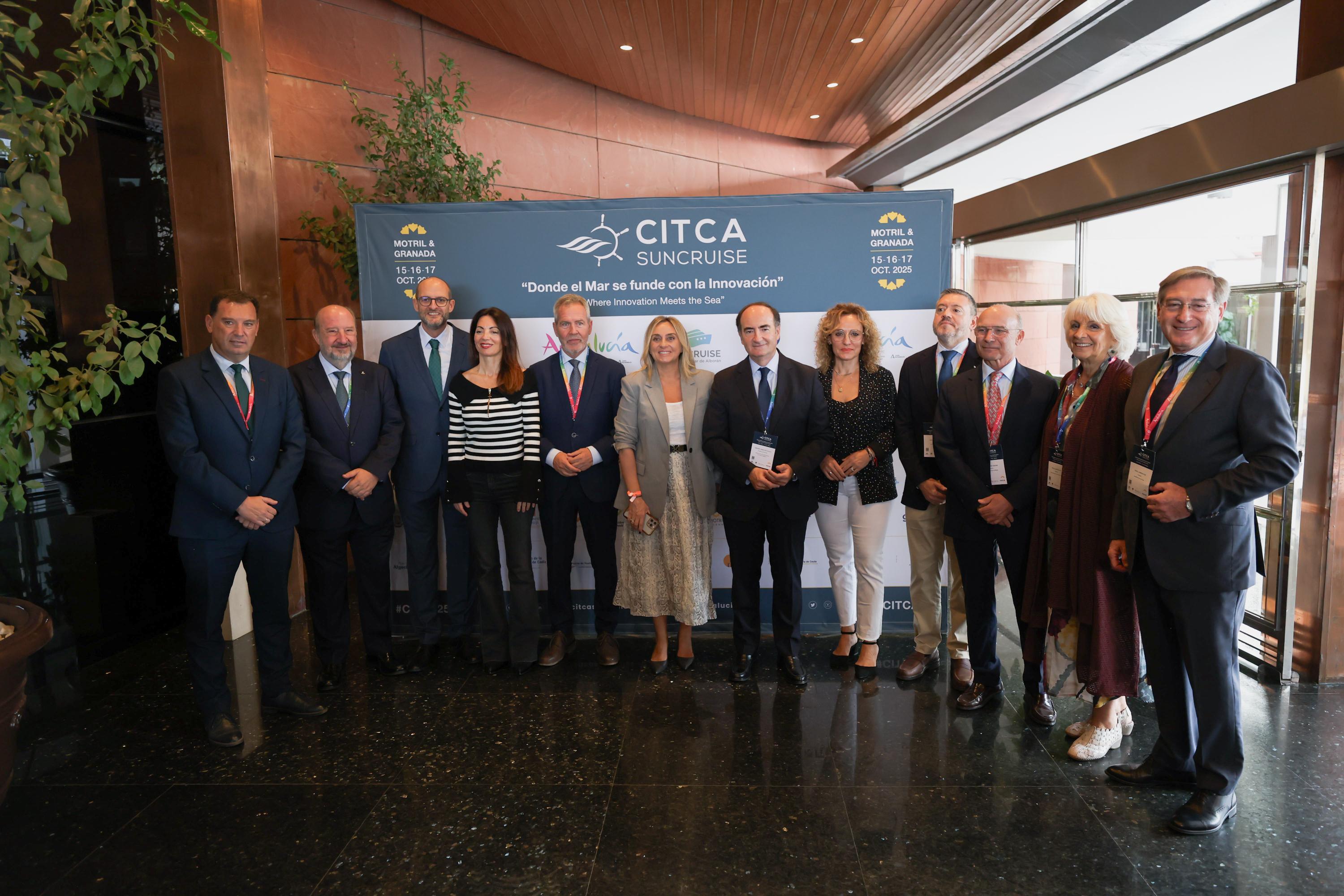 Autoridades en el congreso internacional de turismo náutico y cuceros que se celebra en Granada.