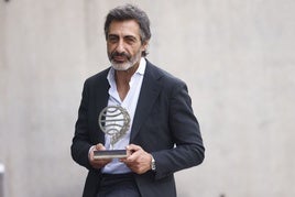 Juan del Val posa con el Premio Planeta 2025 obtenido con 'Vera, una historia de amor', una novela ambientada en Sevilla.