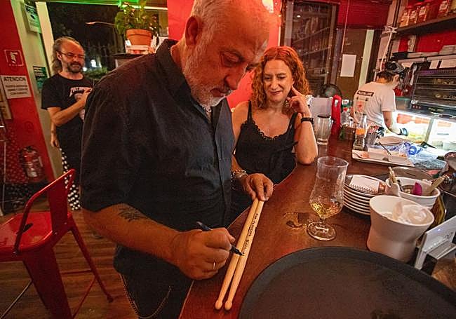 Eric dedica unas baquetas a una fan.