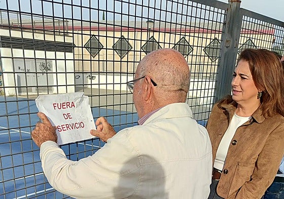 Visita de Raquel Ruz al antiguo botellódromo junto a vecinos de la zona