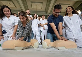 Médicos residentes del Virgen de las Nieves enseñan a alumnos de Medicina de la UGR la técnica de soporte vital básico.