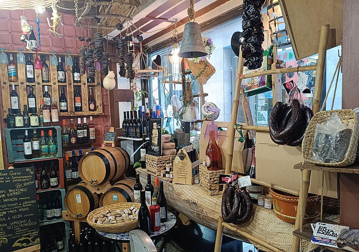 Imagen principal - La tienda de Granada famosa por sus quesos, vermut y la sobrasada mallorquina