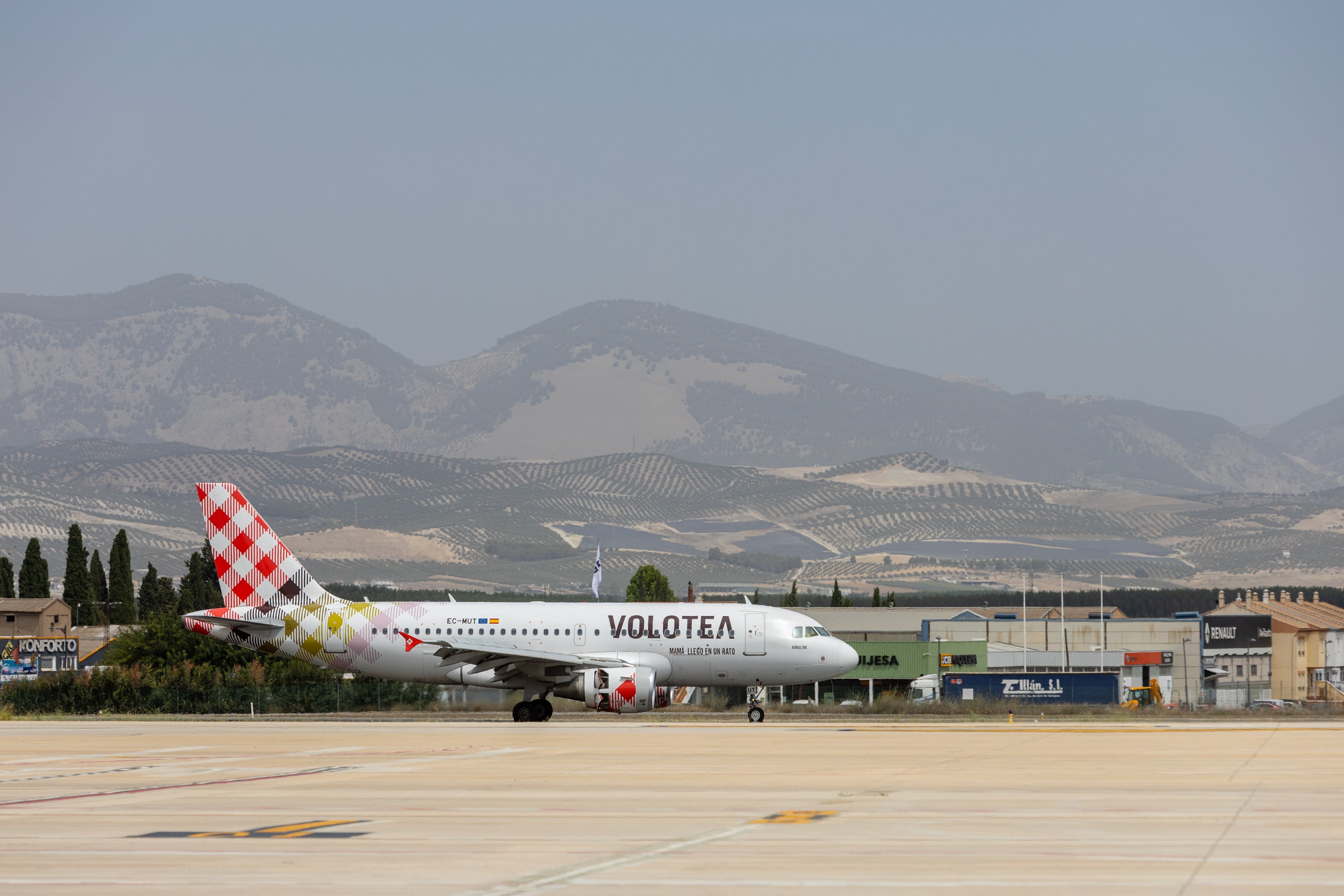 Avión de Volotea en el aeropuerto Federico García Lorca.
