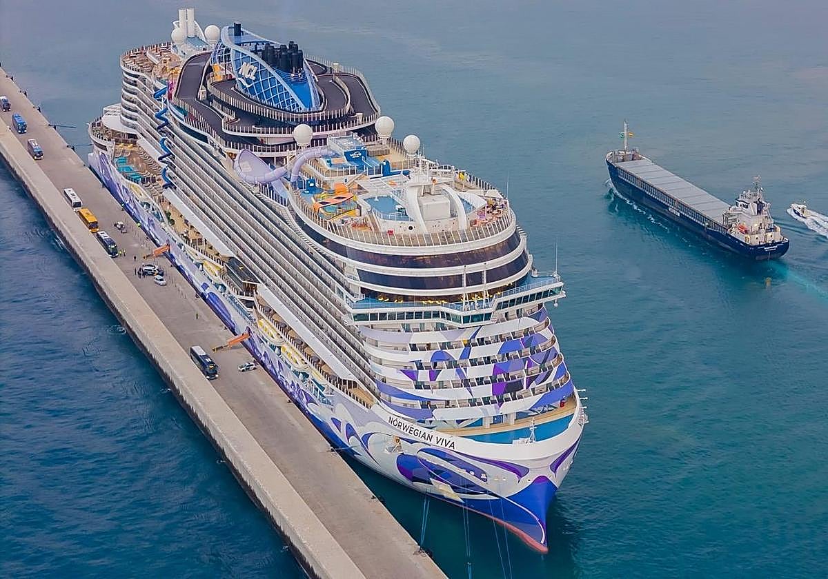 Uno de los grandes cruceros que han llegado a Motril en este 2025.