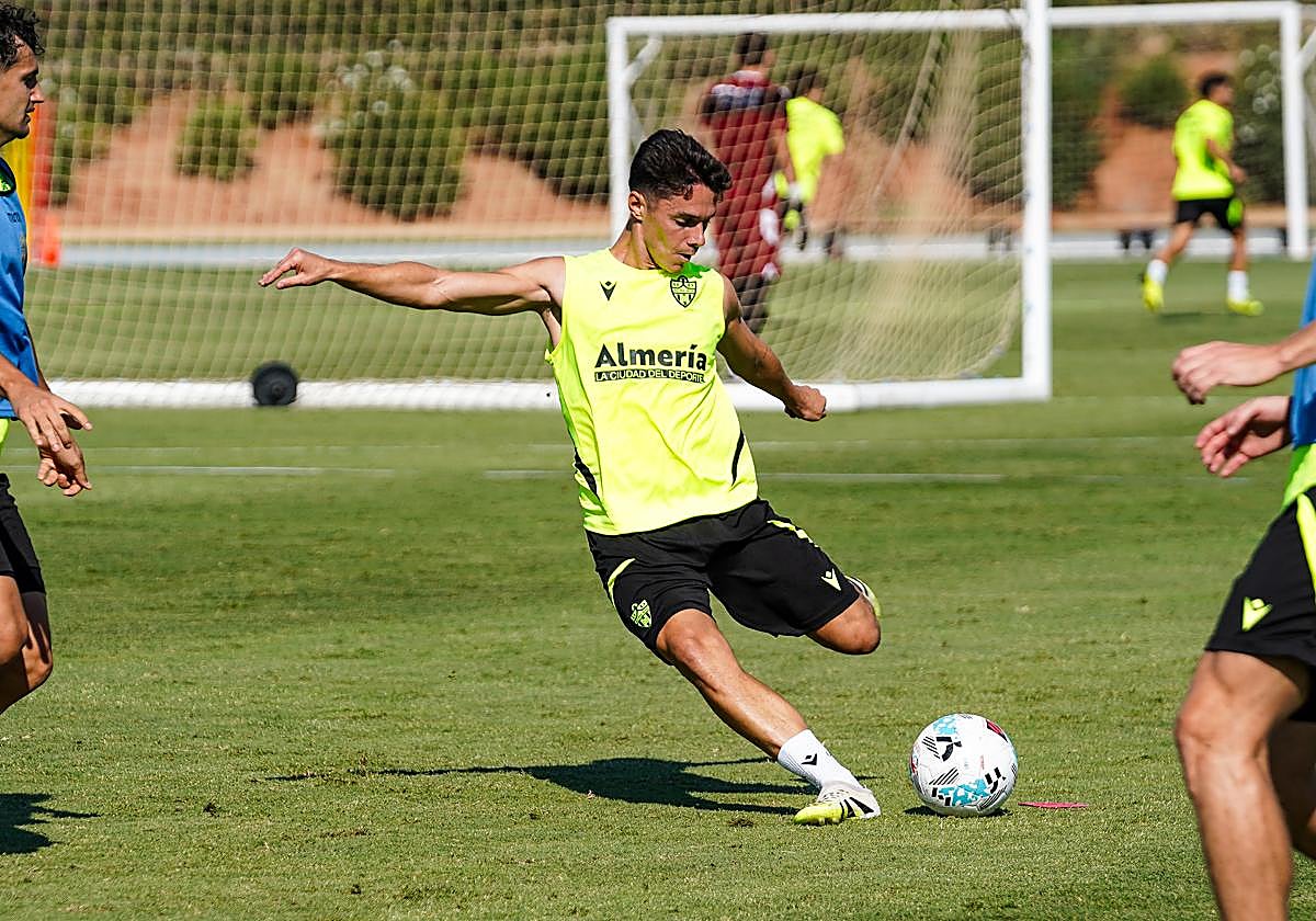 Arribas durante un entrenamiento con el Almería