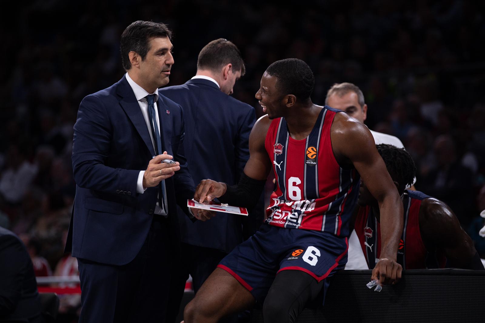 Pin da indicaciones a Hamidou Diallo durante un partido del Baskonia.