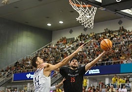 Zach Hankins dominó en la zona en el Congost pero a sus rebotes el Covirán no le sacó un gran provecho.