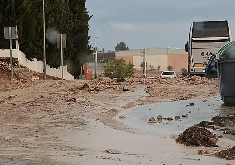 Estado de una carretera en Íllora tras las lluvias.