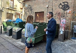 Eduardo Castillo charla con una vecina en la placeta de San Gil.