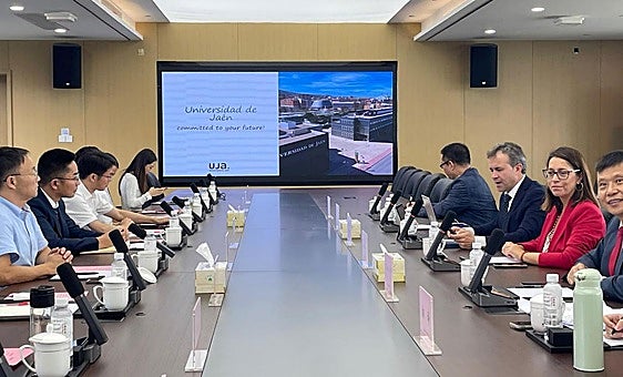 Reunión de Julio Millán y África Colomo con empresarios chinos.