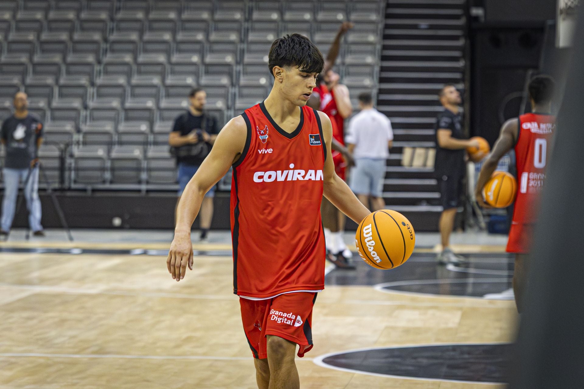 Álvaro Fernández bota en un entrenamiento del Covirán.