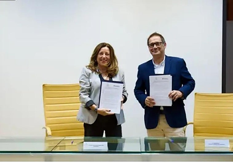 a consejera de Desarrollo Educativo y Formación Profesional, María del Carmen Castillo, ha firmado convenios de colaboración con las empresas Trivium Agronomía y Maquinaria y Avanterra Tec.