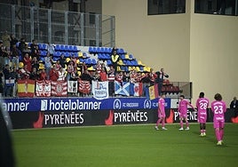 Los aficionados del Granada aplauden a sus futbolistas tras el empate.