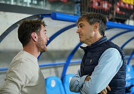 Ibai Gómez conversa con Pacheta antes del partido.