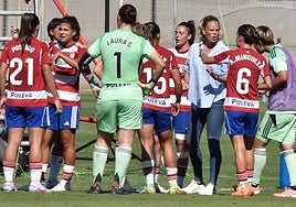 Irene Ferreras da instrucciones durante el partido con la Real Sociedad.