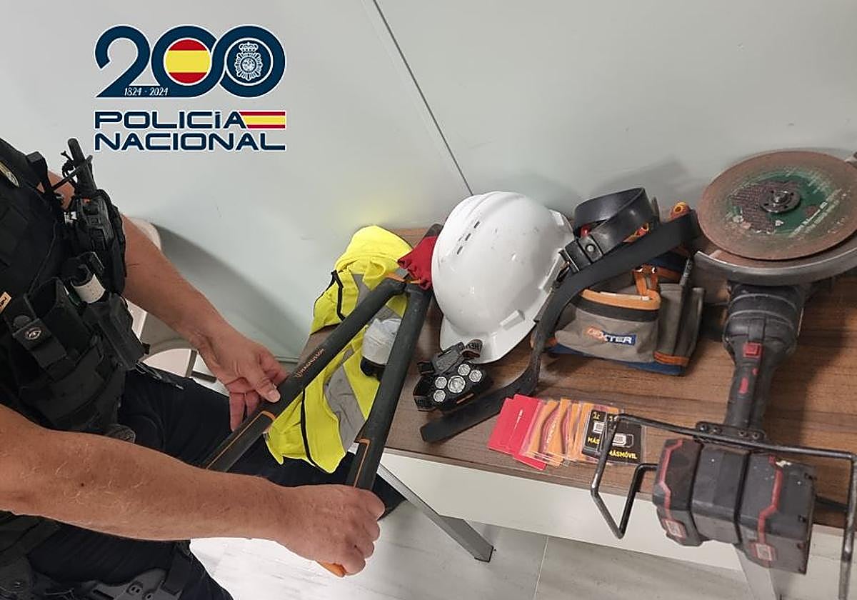 Descubren a dos supuestos operarios robando cobre en Granada