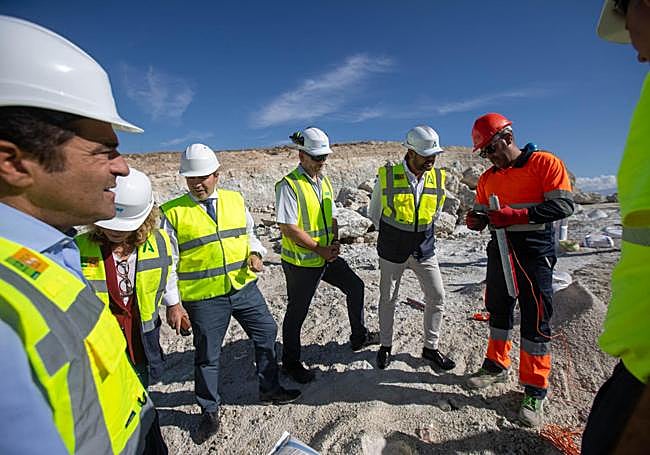 Autoridades asisten a la voladura de Knauf.