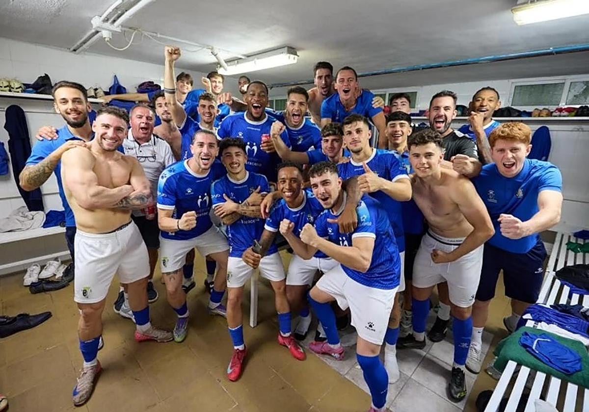 Celebración de los futbolistas del Maracena en el vestuario.