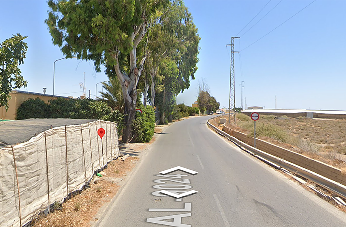 Cinco heridos al chocar su turismo contra un árbol en la AL-9204 en La Mojonera