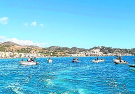 Embarcaciones que salieron a protestar con bocinas por las restricciones de pesca.