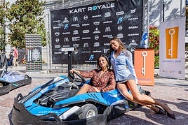 La granadina Carmen Nestares (izq.), en un kart junto a Lola Lolita.