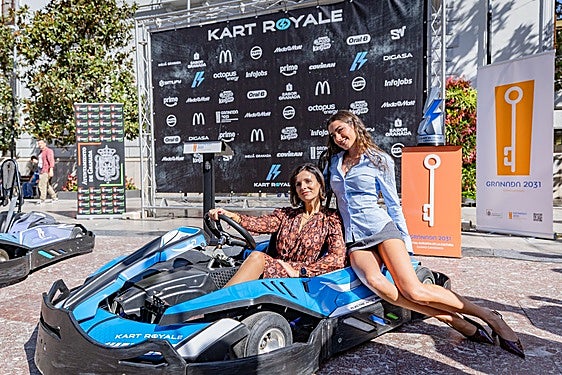 La granadina Carmen Nestares (izq.), en un kart junto a Lola Lolita.