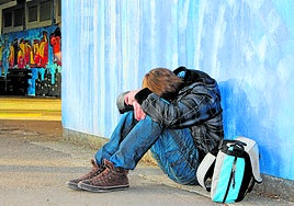 Reflejo de un alumno víctima de acoso escolar.