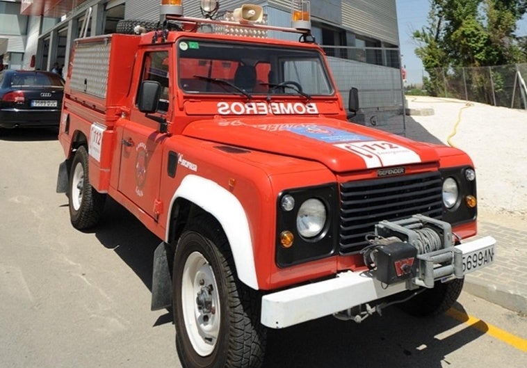 Desalojadas veinte viviendas por el incendio en una cochera en Monachil