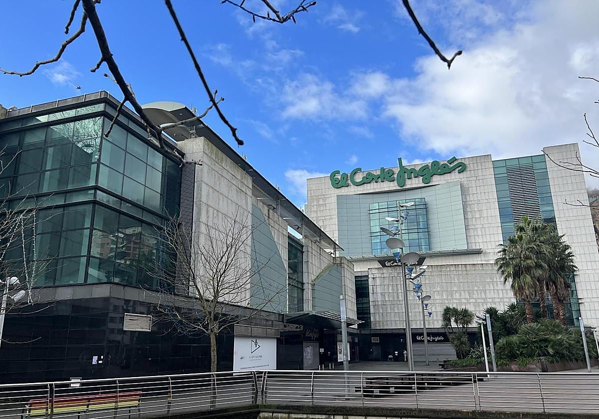 El Corte Inglés pone rebajas a mitad de precio en su outlet para camisas, chaquetas y abrigos.