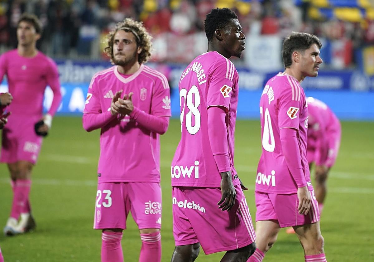 Los futbolistas del Granada se despiden de la afición en Andorra.