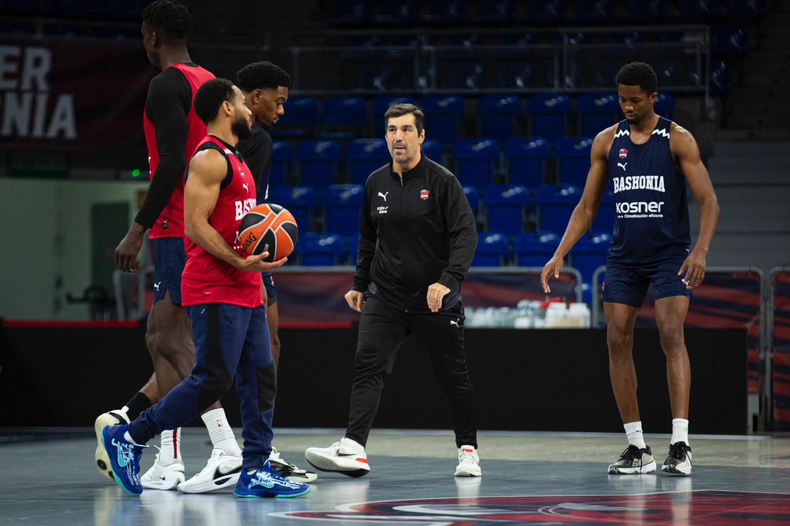 Pablo Pin, en el centro, durante un entrenamiento del Baskonia.