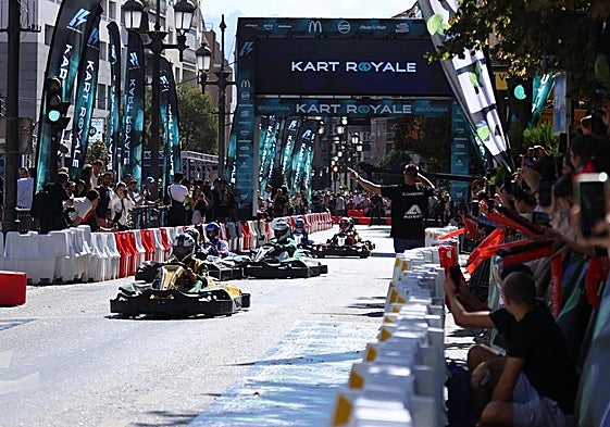 Los pilotos de Kart Royale toman la salida en plena Acera del Darro.