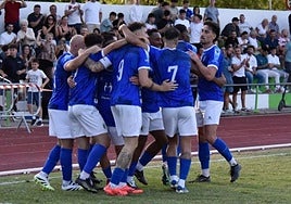 Los futbolistas del Maracena celebran un gol.