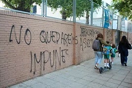 Pintadas en la fachada del Colegio Irlandesas Loreto de Sevilla.
